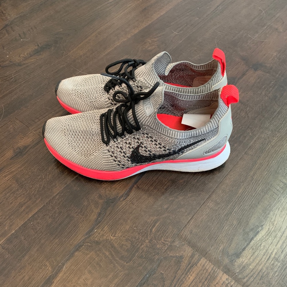 NIKE air sneakers with hot pink accent